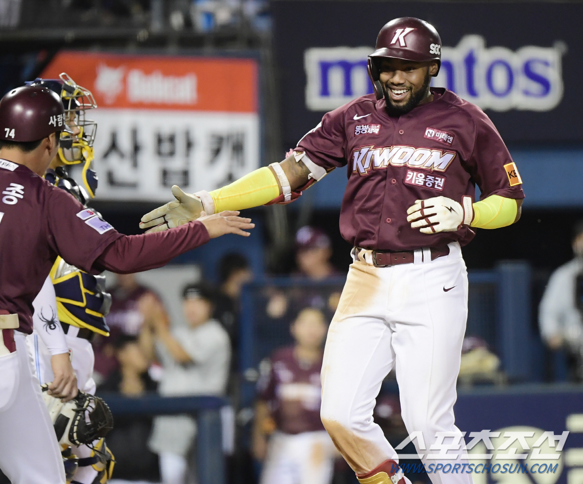 연봉 달랑 8억에 타율 3위, 안타 4위...20억 거물들이 안 부럽다 …