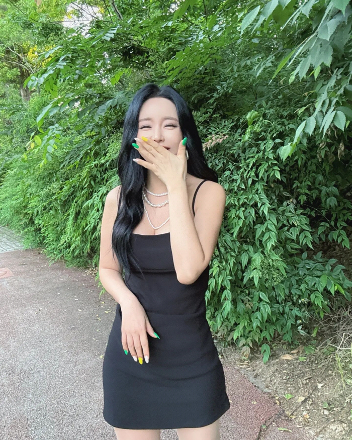 "실내 공연인줄 알고 끈나시 원피스 입었는데"…홍진영, 뜻밖의 몸매 공개