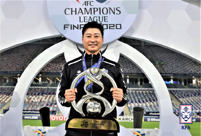 'KFA 회장 사임 목소리→새 사령탑 정리 NO' 일본이 봐도 이상한 '…