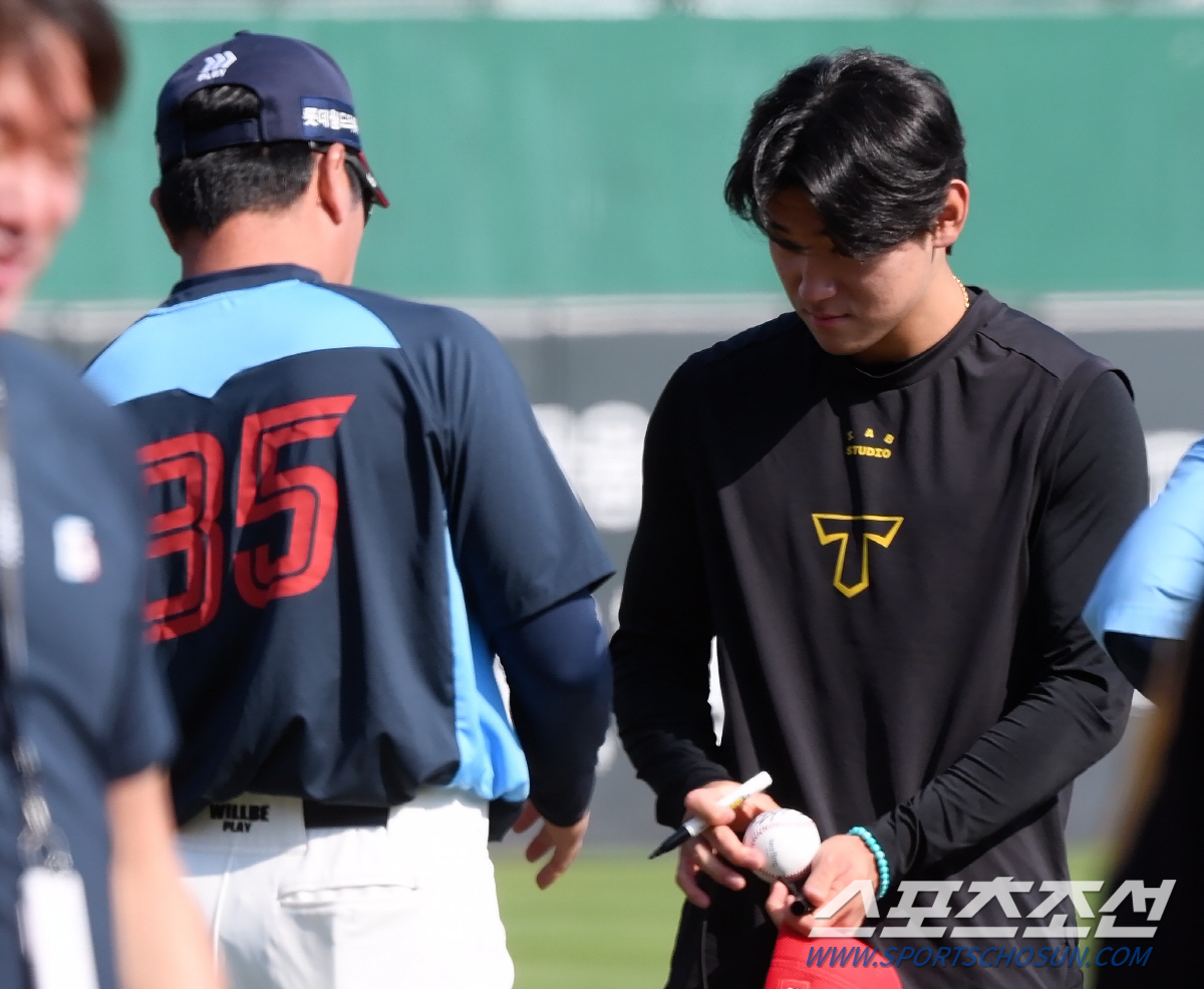 부산 간 김도영, 우상 김주찬의 사인볼 부탁에 '황송' 그 자체[부산 스…