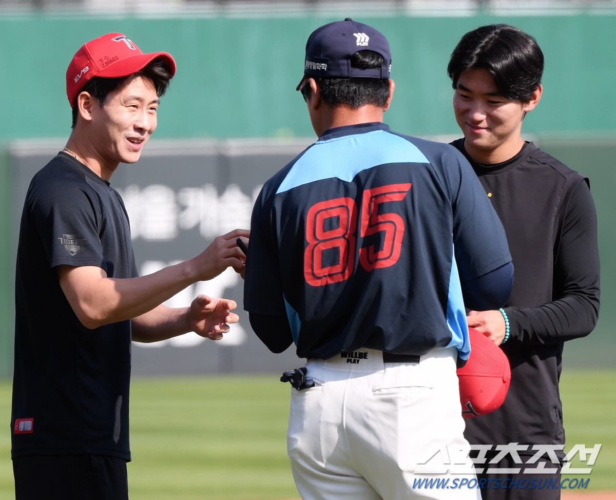부산 간 김도영, 우상 김주찬의 사인볼 부탁에 '황송' 그 자체[부산 스…