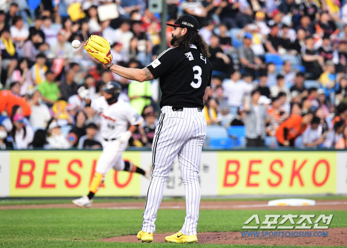 위기의 '잠실 예수' 147km 찍었지만 시즌 최다 8실점 와르르. 어느…