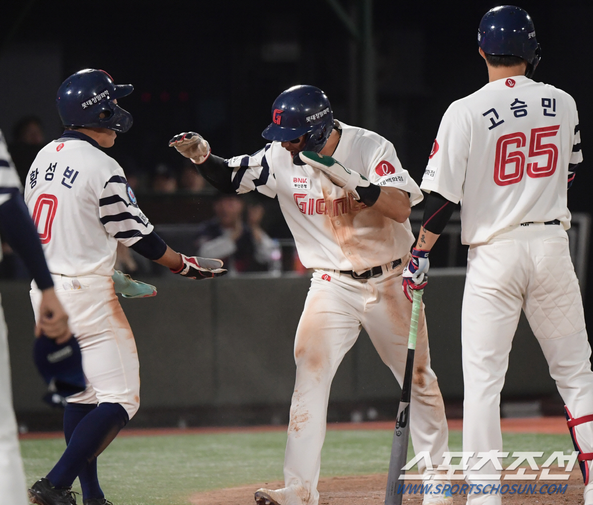 윤동희 결승타→반즈 완벽투→유강남 쐐기포! '1만4006명 열광' 꼴찌 …