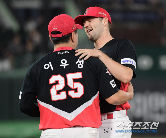 윤동희 결승타→반즈 완벽투→유강남 쐐기포! '1만4006명 열광' 꼴찌 …