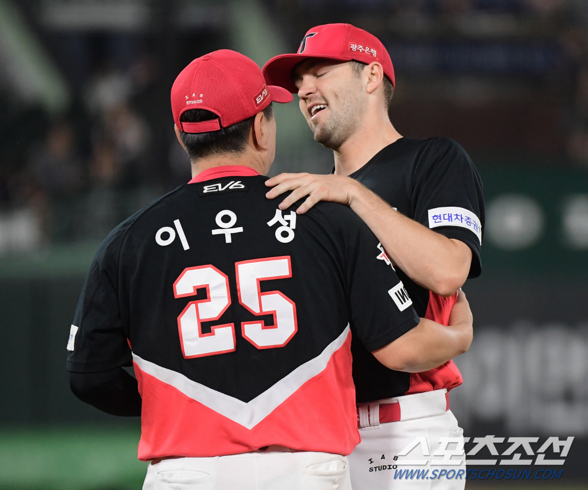 윤동희 결승타→반즈 완벽투→유강남 쐐기포! '1만4006명 열광' 꼴찌 …
