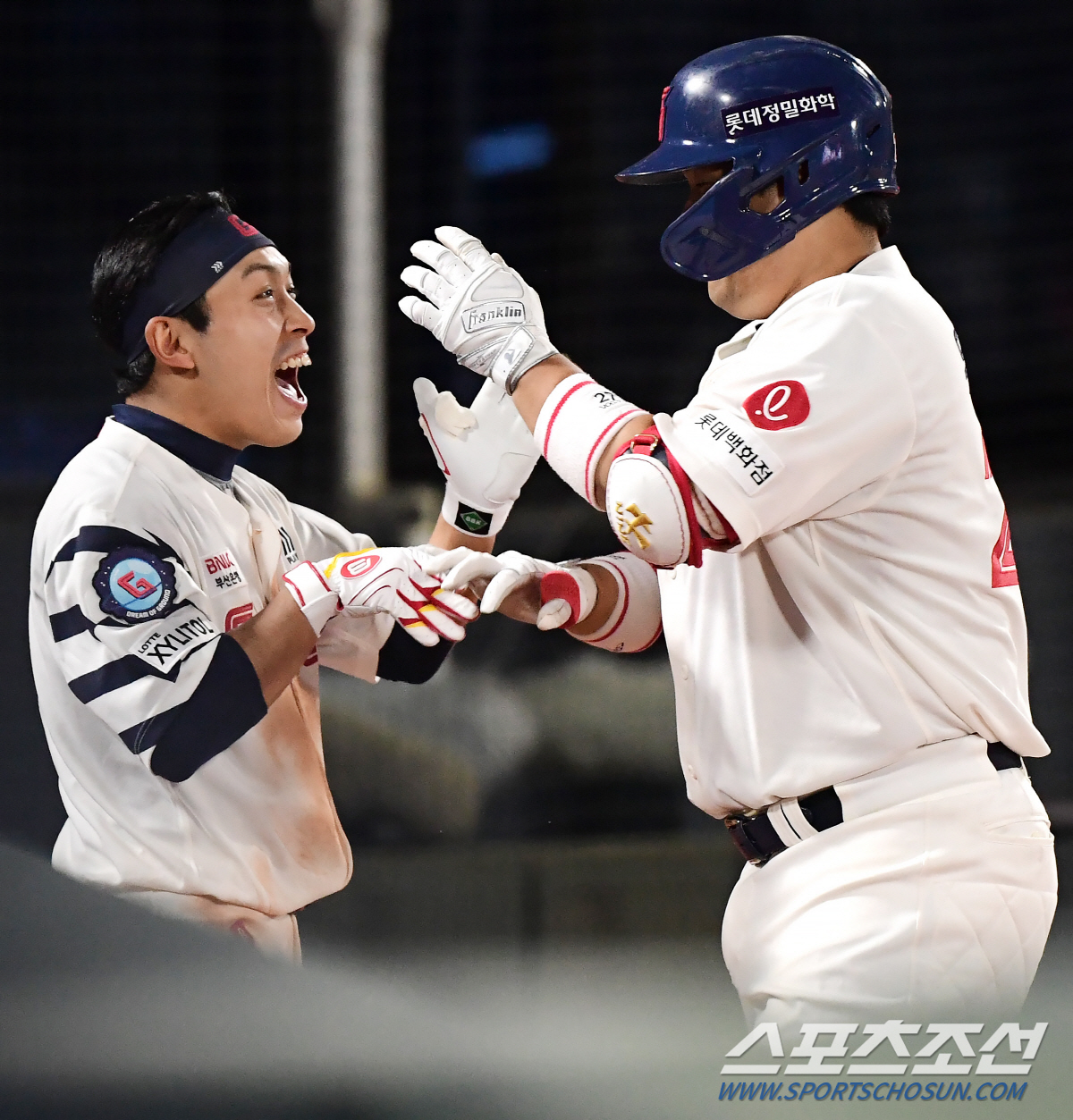 윤동희 결승타→반즈 완벽투→유강남 쐐기포! '1만4006명 열광' 꼴찌 …