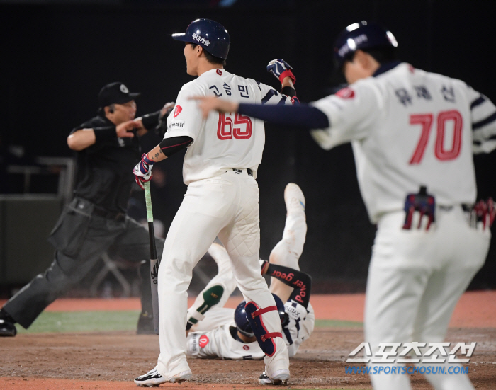 윤동희 결승타→반즈 완벽투→유강남 쐐기포! '1만4006명 열광' 꼴찌 …
