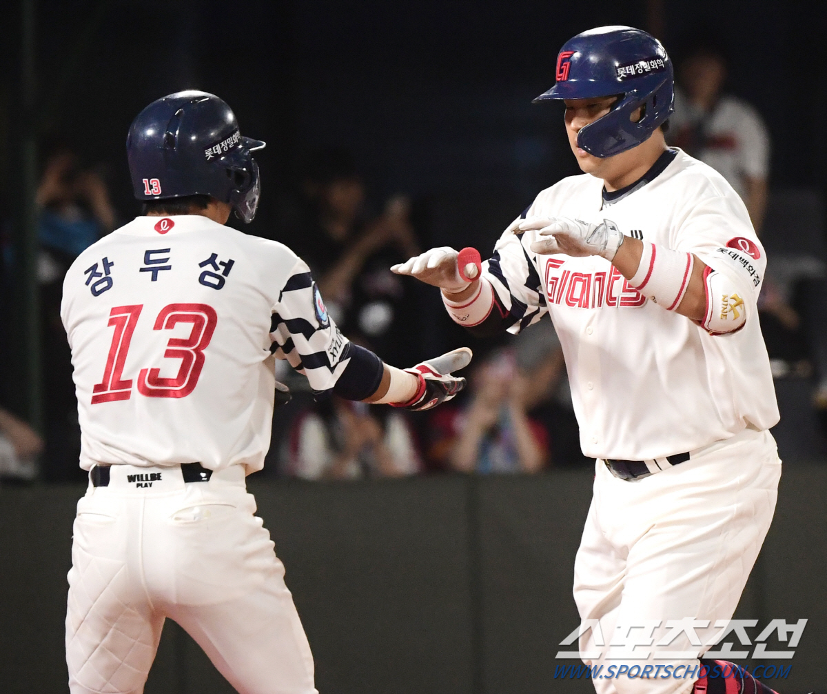 윤동희 결승타→반즈 완벽투→유강남 쐐기포! '1만4006명 열광' 꼴찌 …