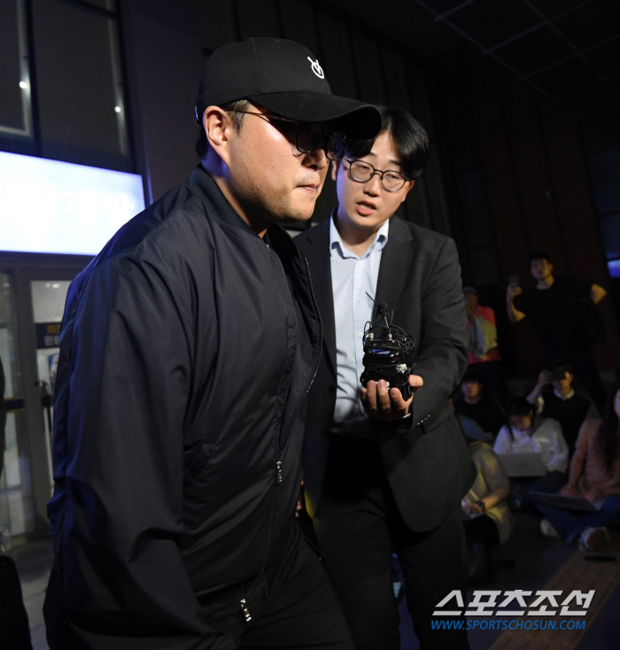 [SC초점]조사 끝나고도 6시간 버텼다…김호중, 취재진 피하려다 "죄인이…