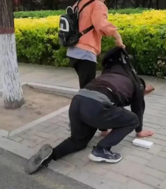 "왜 아이폰 못 사줘?" 비난한 딸에 무릎 꿇은 아버지 '충격'