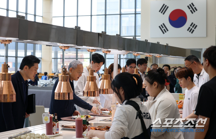 "진천선수촌 깜짝커피차X금빛 응원" 유인촌 장관X장미란 차관 파리올림픽 …