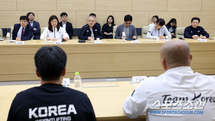 "진천선수촌 깜짝커피차X금빛 응원" 유인촌 장관X장미란 차관 파리올림픽 …