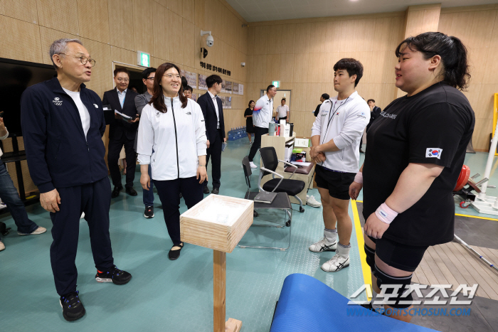"진천선수촌 깜짝커피차X금빛 응원" 유인촌 장관X장미란 차관 파리올림픽 …