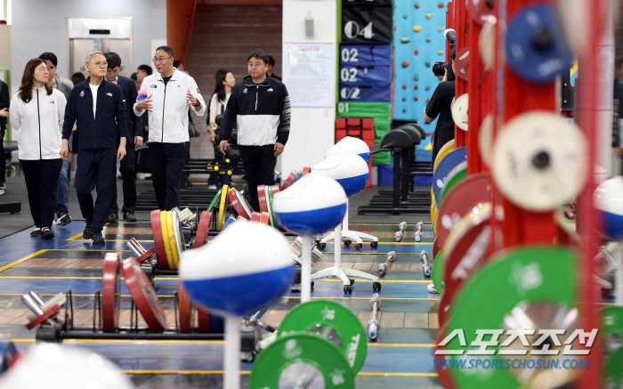 "진천선수촌 깜짝커피차X금빛 응원" 유인촌 장관X장미란 차관 파리올림픽 …