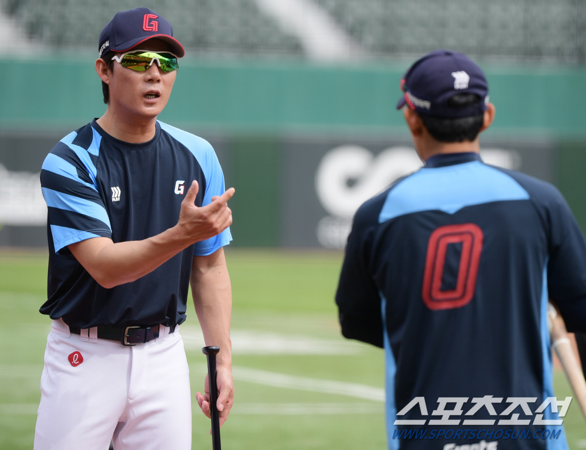 마황의 환상적인 번트, 하지만 만족 모르는 고영민 코치 앞에서 훈련 또 …