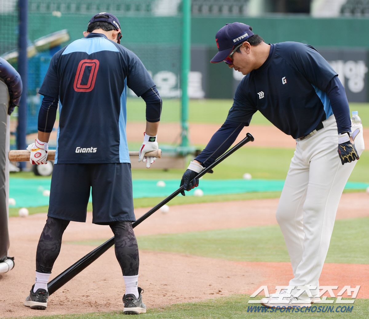 마황의 환상적인 번트, 하지만 만족 모르는 고영민 코치 앞에서 훈련 또 …