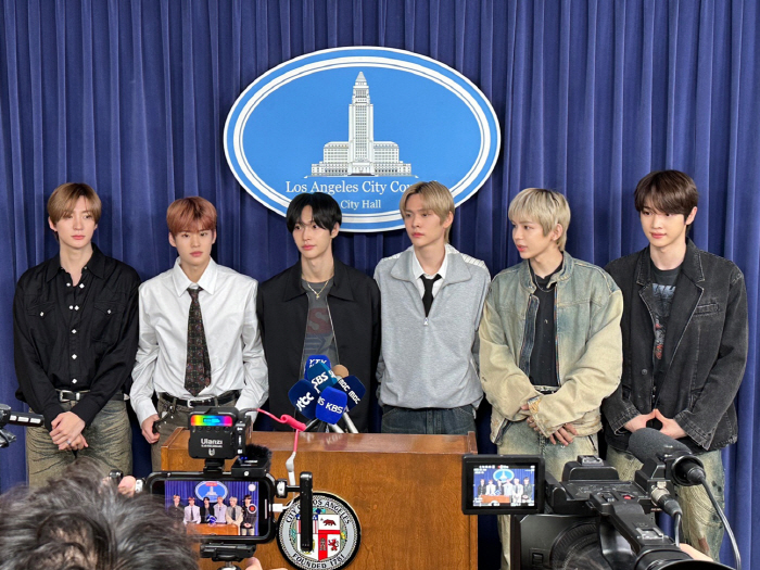 "라이즈, 음악으로 LA와 세계 연결"..美LA 시의회 감사패받았다