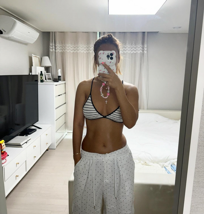 '13kg 감량' 배윤정, 대놓고 자랑한 몸매..태닝 피부+11자 복근 …