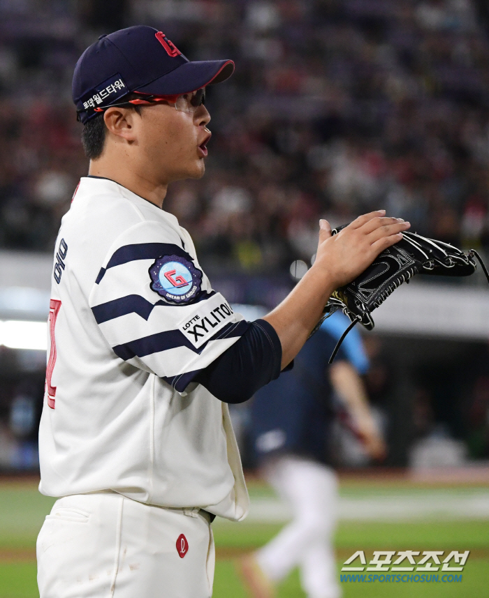 '안경에이스' 박세웅, 334일만의 8이닝 쾌투! 꼴찌 롯데, 선두 KI…