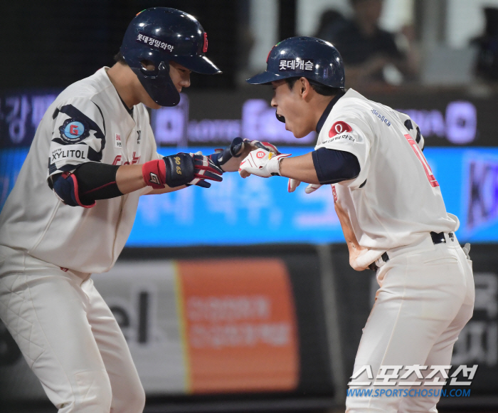 '안경에이스' 박세웅, 334일만의 8이닝 쾌투! 꼴찌 롯데, 선두 KI…