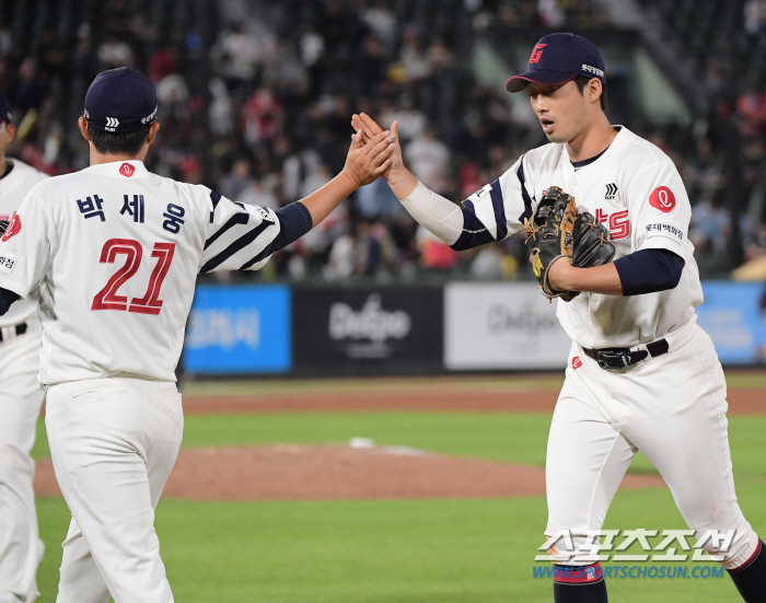 '안경에이스' 박세웅, 334일만의 8이닝 쾌투! 꼴찌 롯데, 선두 KI…