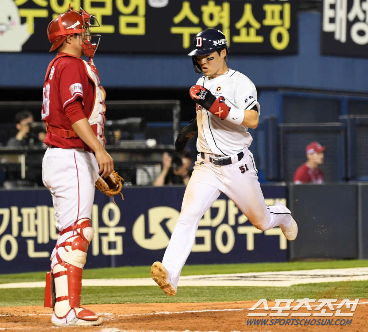 '하재훈 통한의 실책→조수행 행운 득점' 두산, 이틀 연속 SSG 꺾고 …