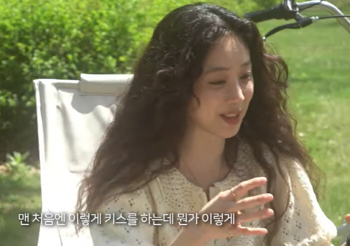 정려원 "10살 연하男 위하준과 첫 베드신, 서툴러서 더 설레"(윤주르)…