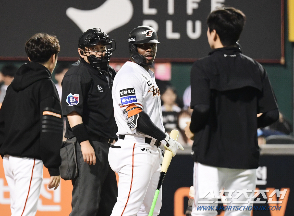 90억 FA가 왔는데 홈런 1위 '효자 외인 타자'가 경기중 교체. 손등…