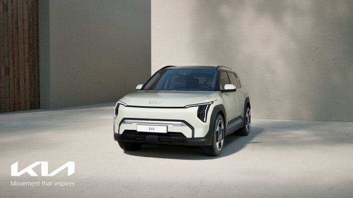 기아, 전기 SUV 'EV3' 출시…1회 충전 500㎞ 주행