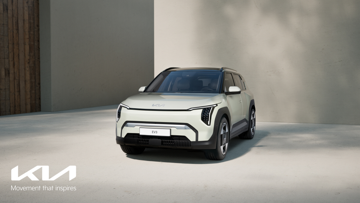 기아, 전기 SUV 'EV3' 출시…1회 충전 500㎞ 주행