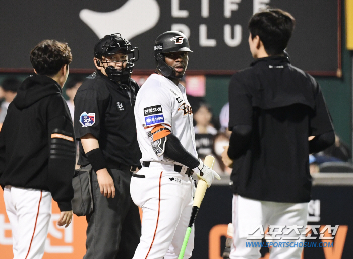 '4연승 도전에 악재 발생' 손등 통증 교체 '홈런 1위 외국인 효자' …