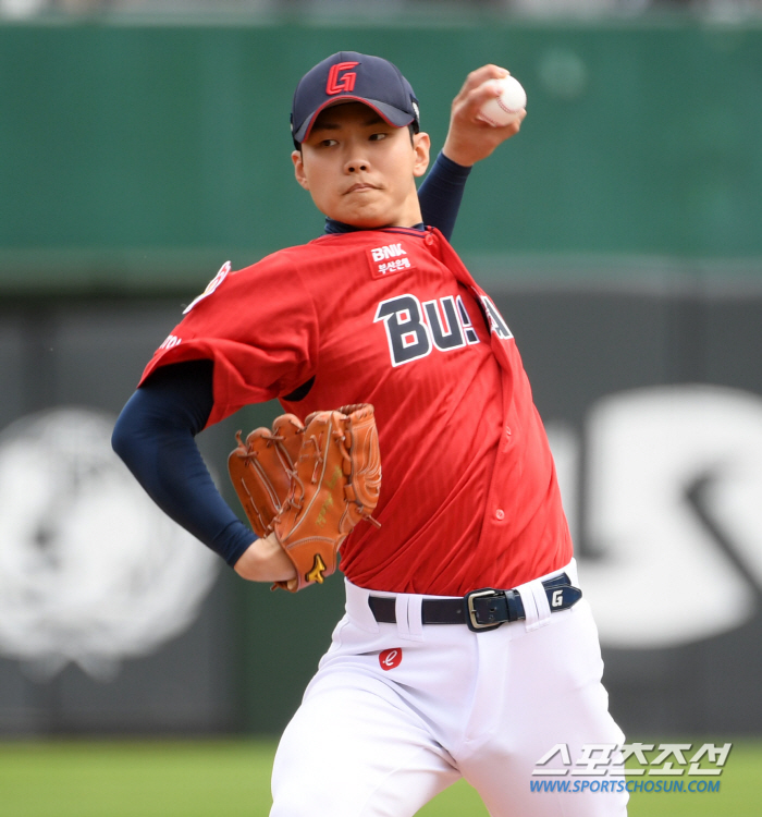 롯데 마운드에 '150㎞ 좌완' 보강! "직구가 워낙 좋다" 홍민기 다시…