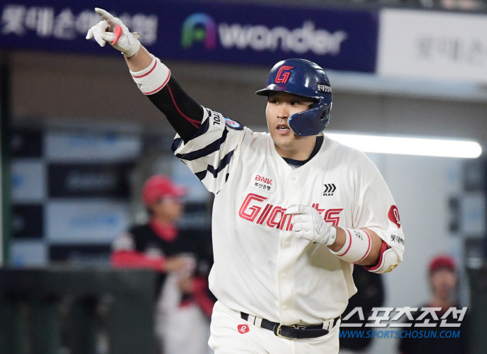 타구 속도 179.6㎞+비거리 135m! '미움' 털어낸 유강남, 통산 …