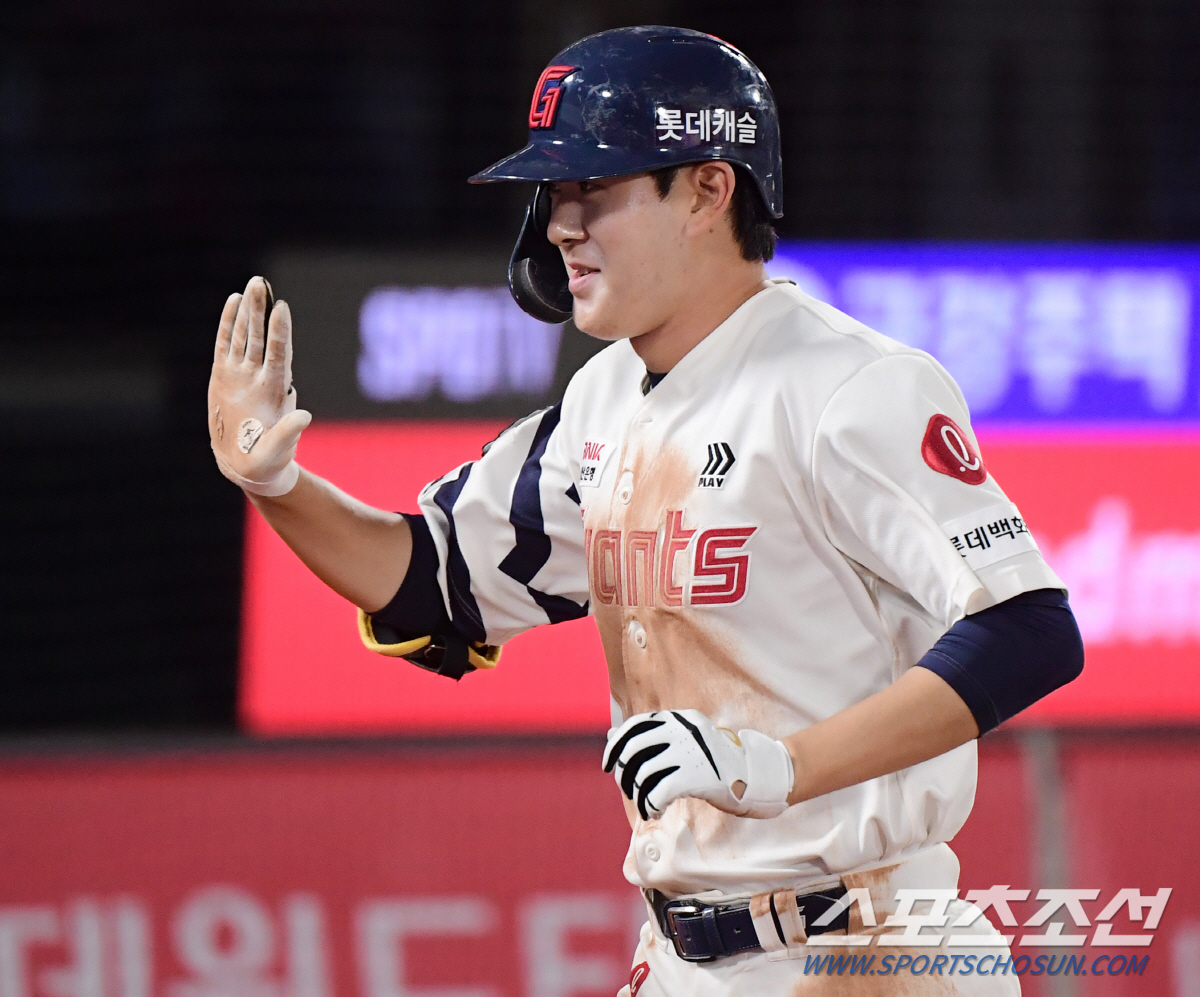 30일만의 탈꼴찌! '이학주→유강남→나승엽 릴레이포' 롯데, 선두 KIA…