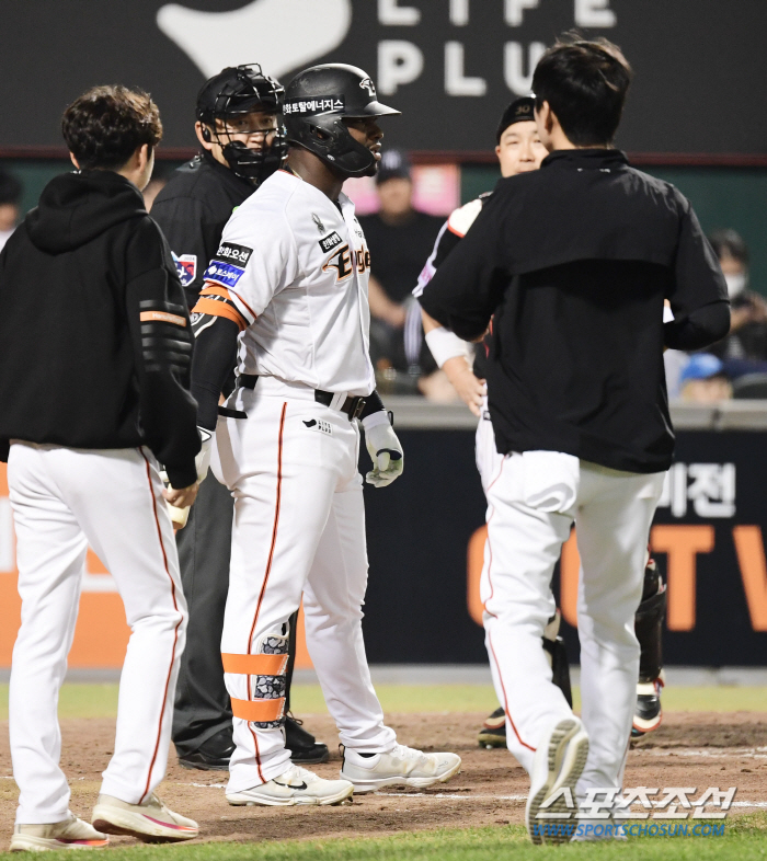 '골절은 아니다' 손등 통증 교체→선발 제외→서울행. 홈런 1위 효자 외…