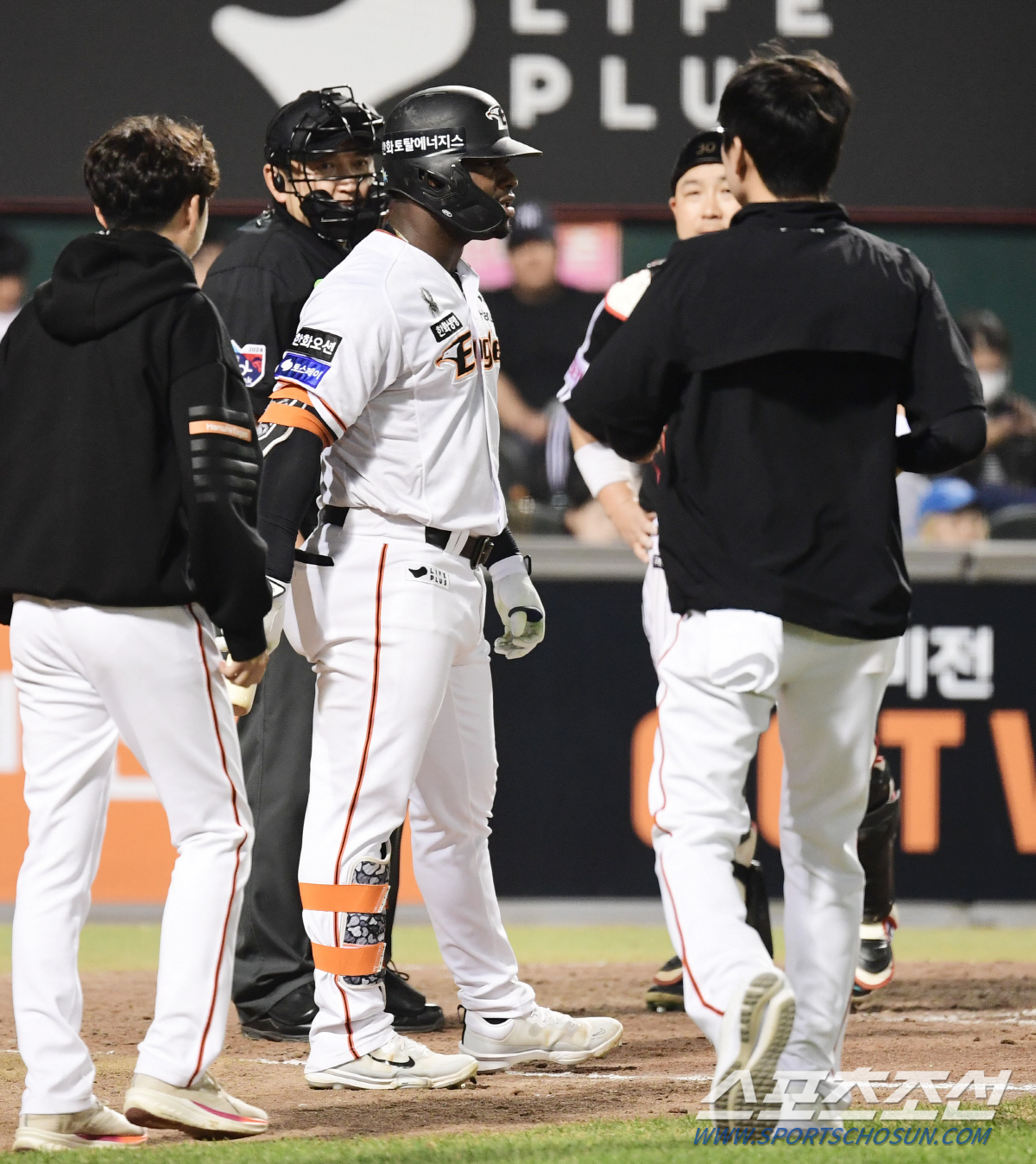'골절은 아니다' 손등 통증 교체→선발 제외→서울행. 홈런 1위 효자 외…