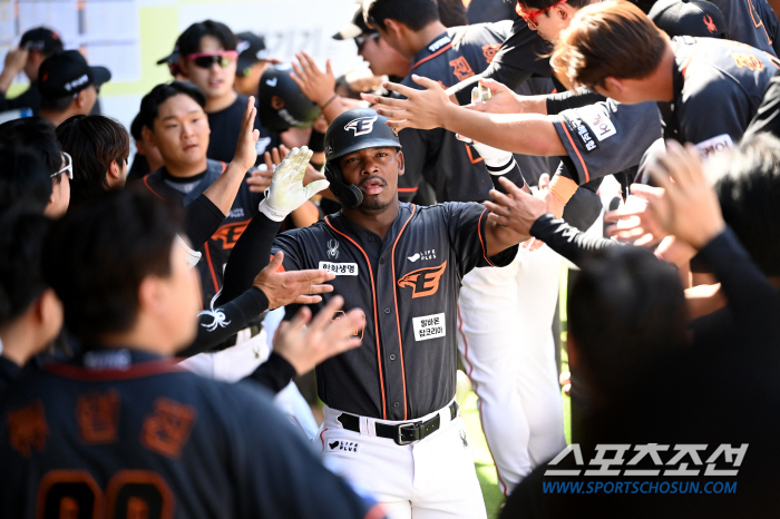 '골절은 아니다' 손등 통증 교체→선발 제외→서울행. 홈런 1위 효자 외…