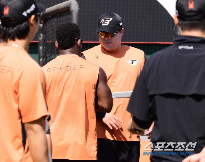 '골절은 아니다' 손등 통증 교체→선발 제외→서울행. 홈런 1위 효자 외…