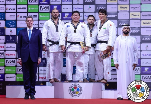 유도대표팀 김민종(왼쪽에서 세 번째)이 24일(한국시간) 아랍에미리트(UAE) 아부다비 무바달라 아레나에서 열린 2024 국제유도연맹(IJF) 세계유도선수권대회 남자 100㎏ 이상급 결승에서 금메달을 딴 뒤 시상대에서 포즈를 취하고 있다. [국제유도연맹 홈페이지 캡처. 재배포 및 DB 금지]