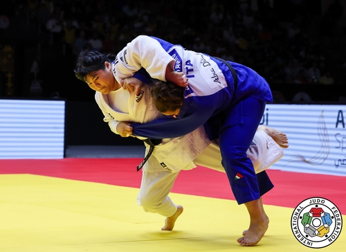 유도 국가대표 김하윤(왼쪽)이 24일(한국시간) 아랍에미리트(UAE) 아부다비 무바달라 아레나에서 열린 2024 국제유도연맹(IJF) 세계유도선수권대회 여자 78㎏ 이상급 동메달 결정전에서 이탈리아의 아시아 타바노를 상대로 다리 기술을 시도하고 있다. [국제유도연맹 홈페이지 캡처. 재배포 및 DB 금지]