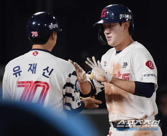 '사직의 기적' 무기력한 꼴찌였던 롯데, 5월 팀 승률 2위 대반전이 시…