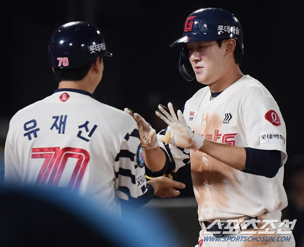 '사직의 기적' 무기력한 꼴찌였던 롯데, 5월 팀 승률 2위 대반전이 시…