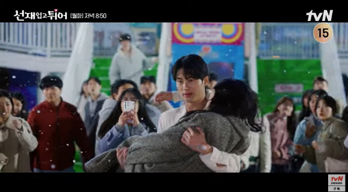 [SC이슈] 시선 신경 NO..'선업튀' 변우석, ♥김혜윤 공주님 안기 …
