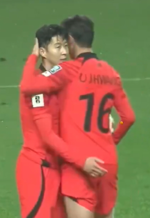 '미담제조기 흥민씨' 화제된 인터뷰 정중 고사 영상과 쓰레기 줍기→PK …