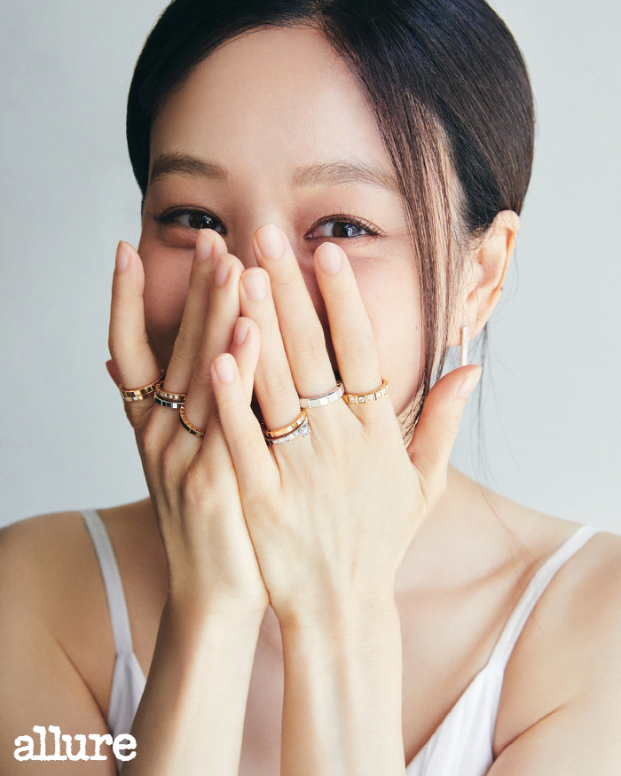 정려원, '로맨스 화보 장인'의 귀환 [화보]