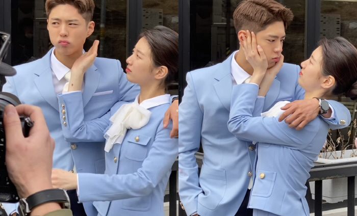 수지♥박보검, 자연스러운 스킨십 포착…실제 커플인 줄
