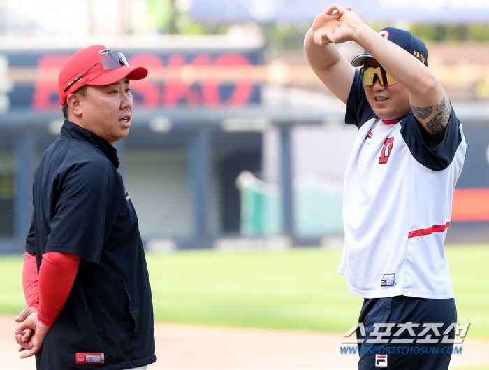 꽃감독과 양의지의 경기 전 만남, 겉으론 여유롭게 웃었지만...[광주 현…