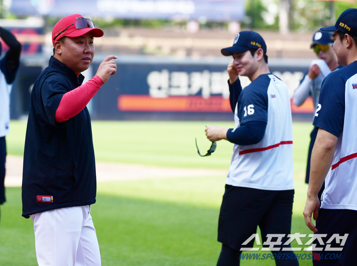 꽃감독과 양의지의 경기 전 만남, 겉으론 여유롭게 웃었지만...[광주 현…
