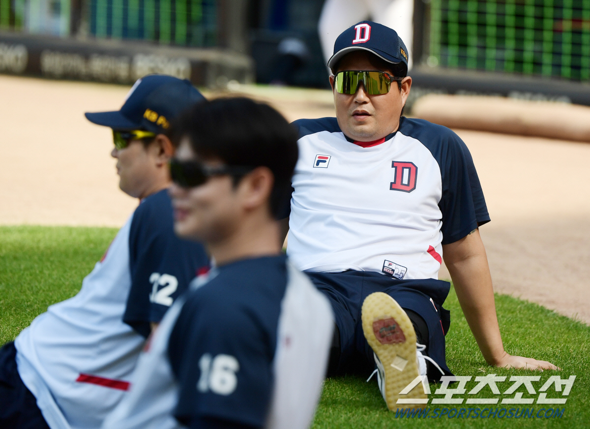 꽃감독과 양의지의 경기 전 만남, 겉으론 여유롭게 웃었지만...[광주 현…