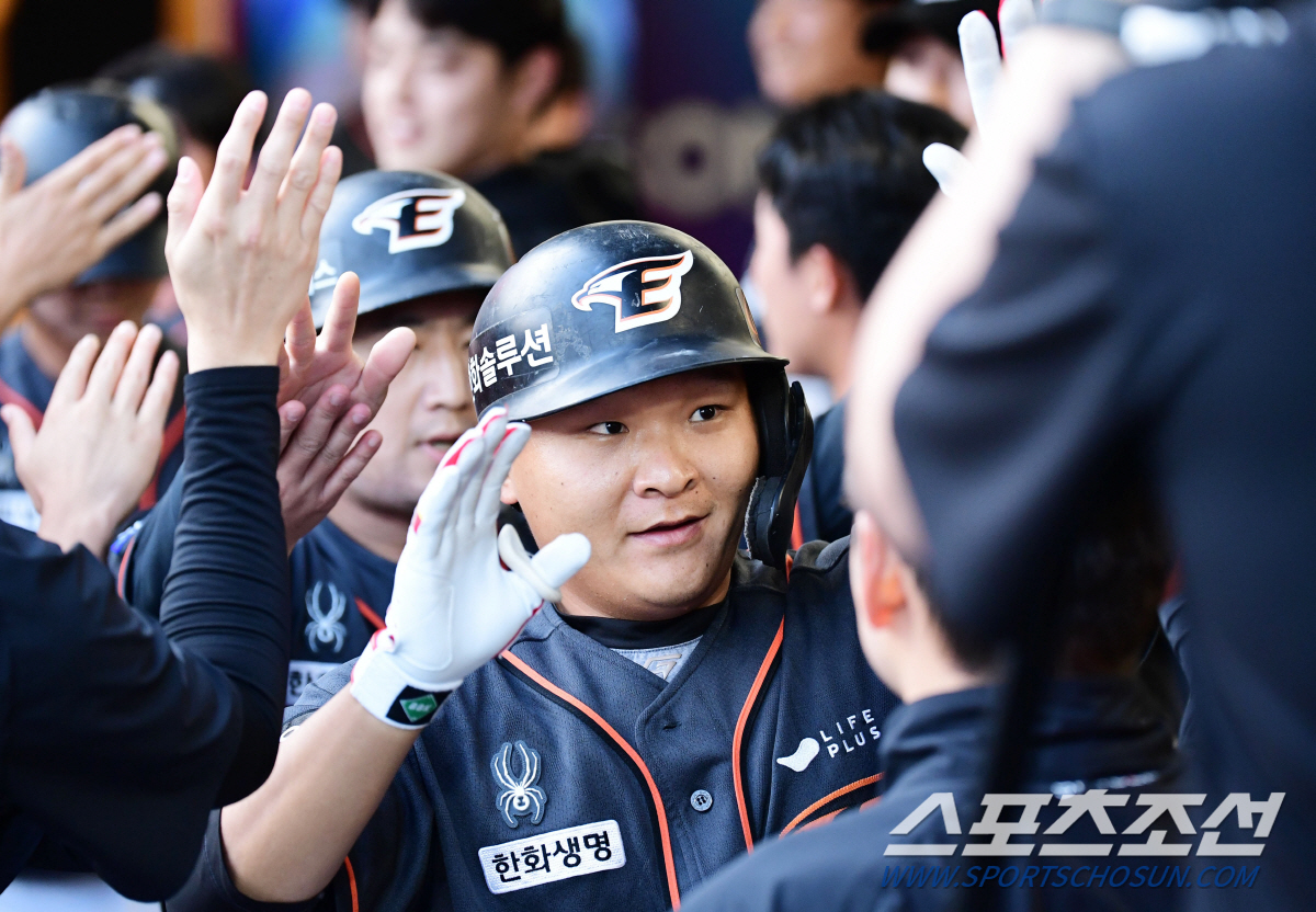'이글스 홈런 파티! 태연→시환→은성' 상승세 한화, SSG 5연패 몰아…